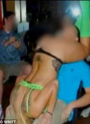 Amature swinger sex mpegs Video enceinte piss in the toilet